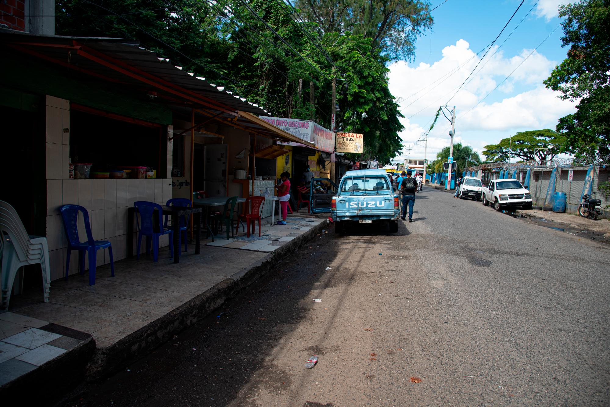 En esta otra calle también la acera ha sido ocupada.