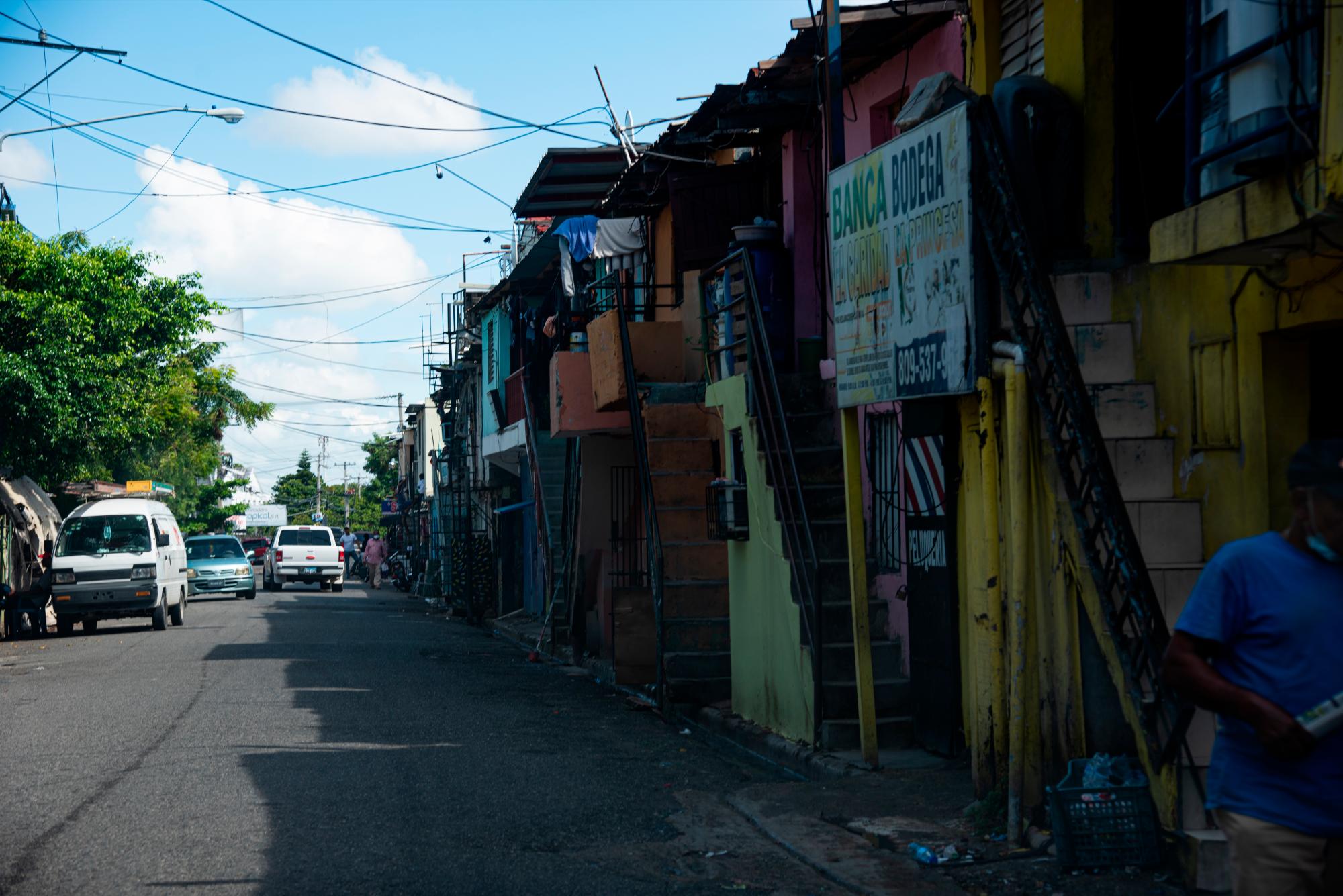 Casas sobre las aceras en la Calle H, en Herrera