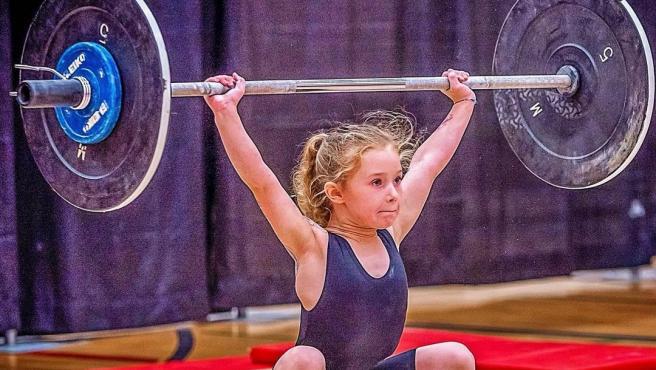 Se cree que es también la niña o el niño de siete años más fuerte que jamás haya vivido. (Fuente externa)