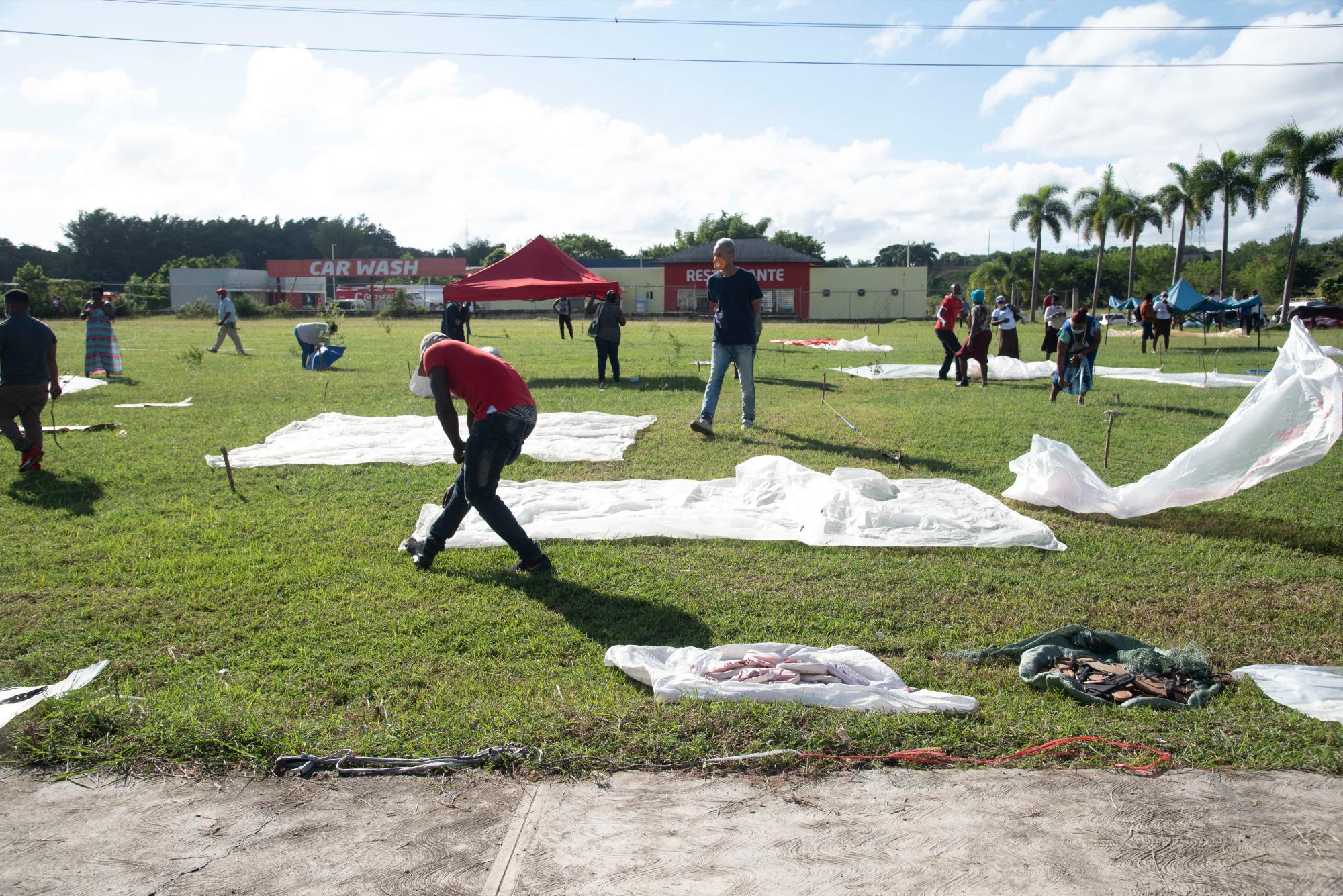 Vendedores de La Pulga utilizan el área verde para instalar sus negocios.