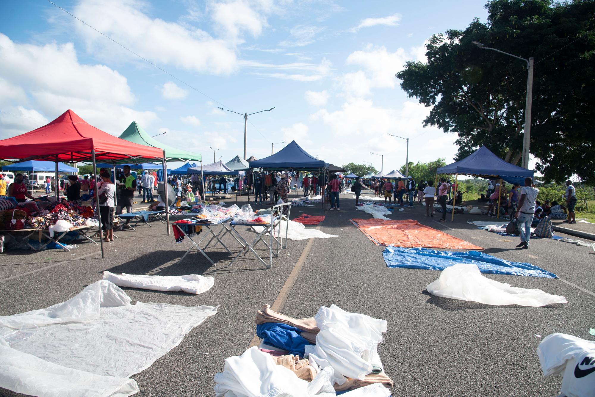 Este espacio esta reservado para vendedores, pero algunos  prefieren estar delante, aunque sea en el área verde.