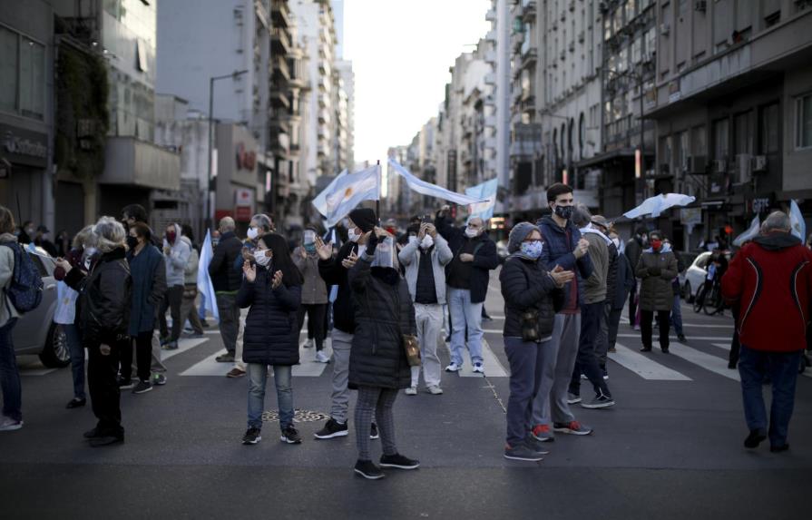 Argentinos se manifiestan contra cuarentena y Fernández