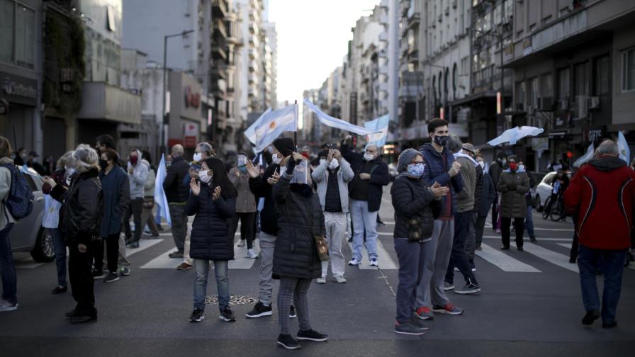 Argentinos se manifiestan contra cuarentena y Fernández