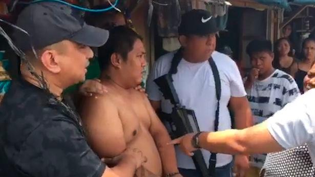 Ramón Colada mientras era esposado por las autoridades de Bicol, Filipinas.