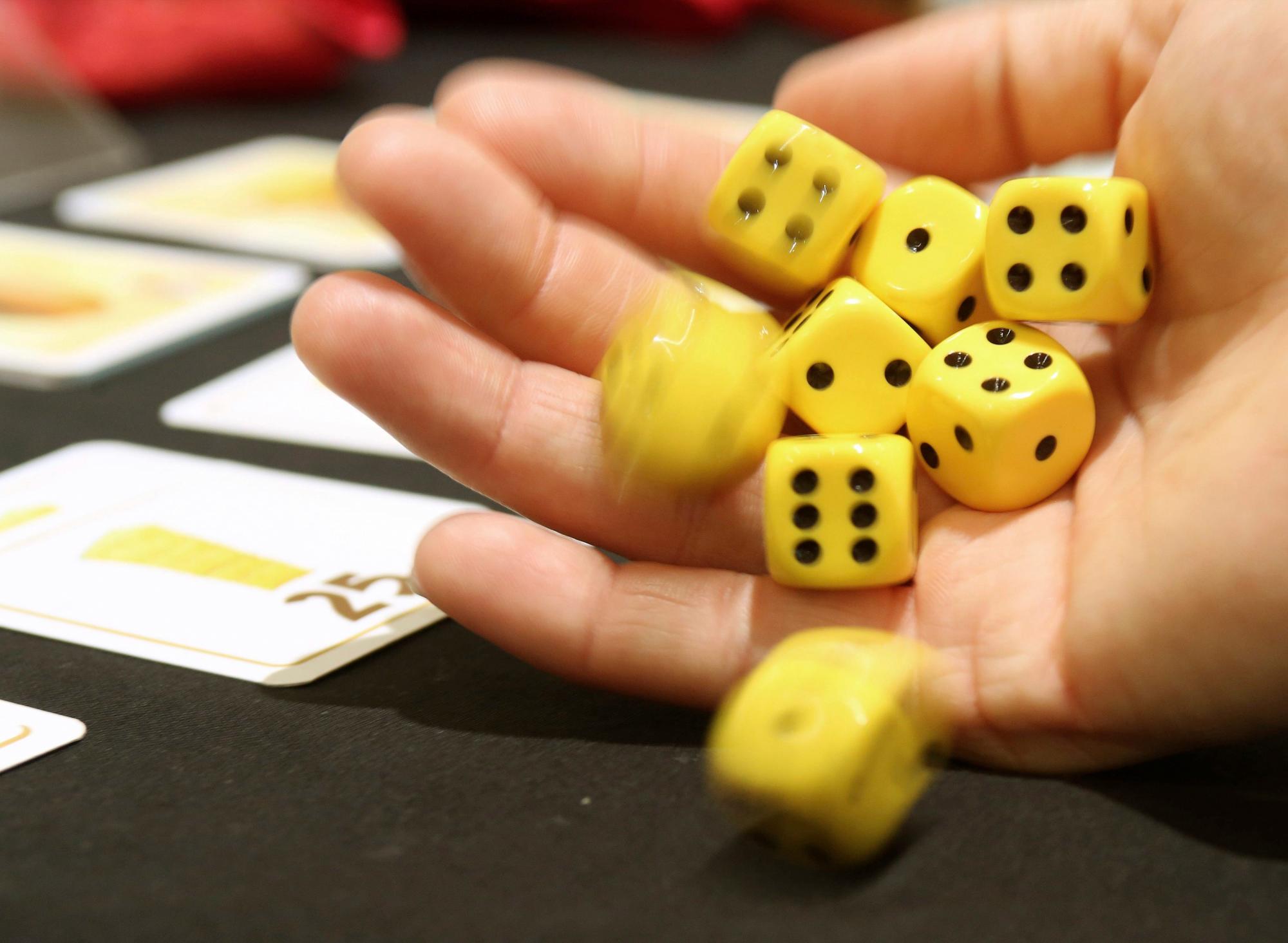 Los dados y las cartas son el fundamento de muchos juegos que, en origen, fuero videojuegos. 