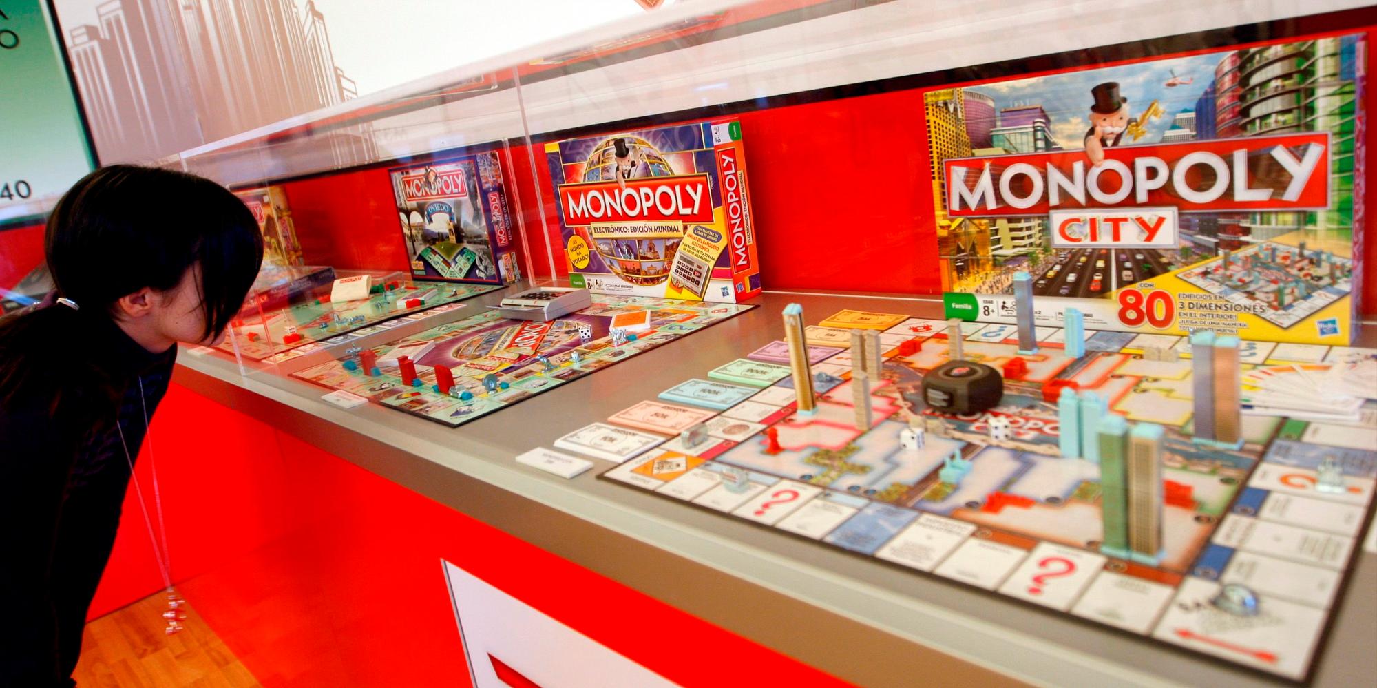 Ediciones del tradicional juego de mesa de compraventa de propiedades, “Monopoly”. 