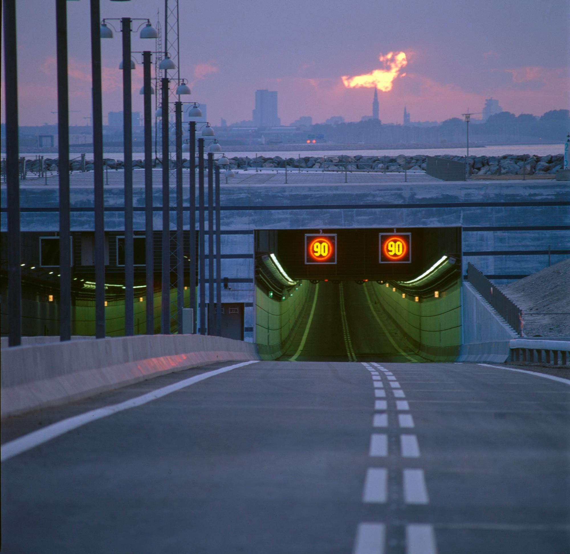 Imagen desde la carretera de la entrada al túnel submarino.