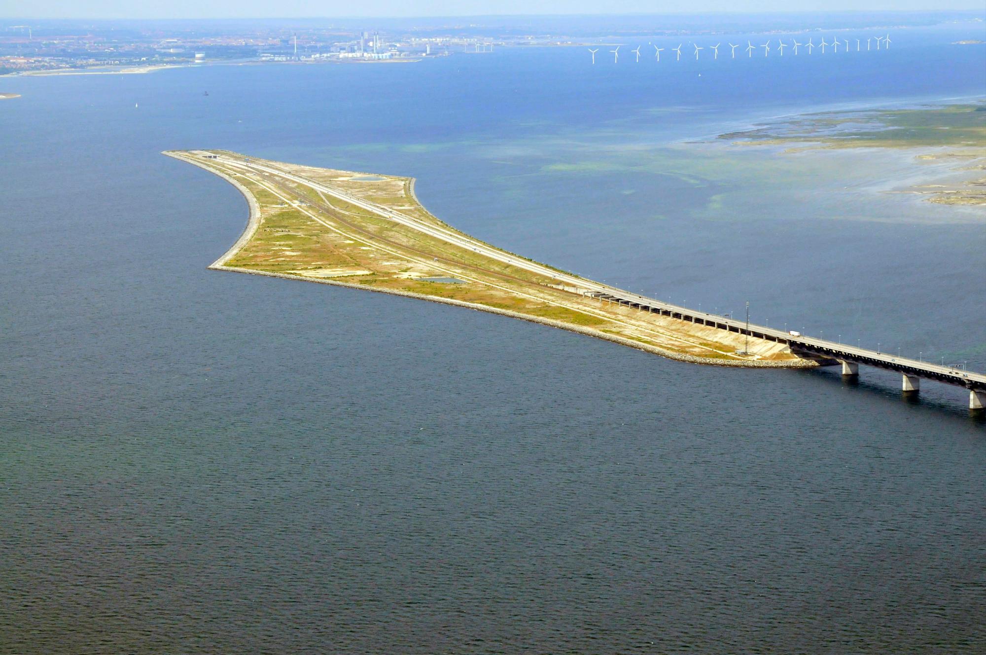 El puente al entrar en la isla de Peberholm es tragado por las aguas del mar.