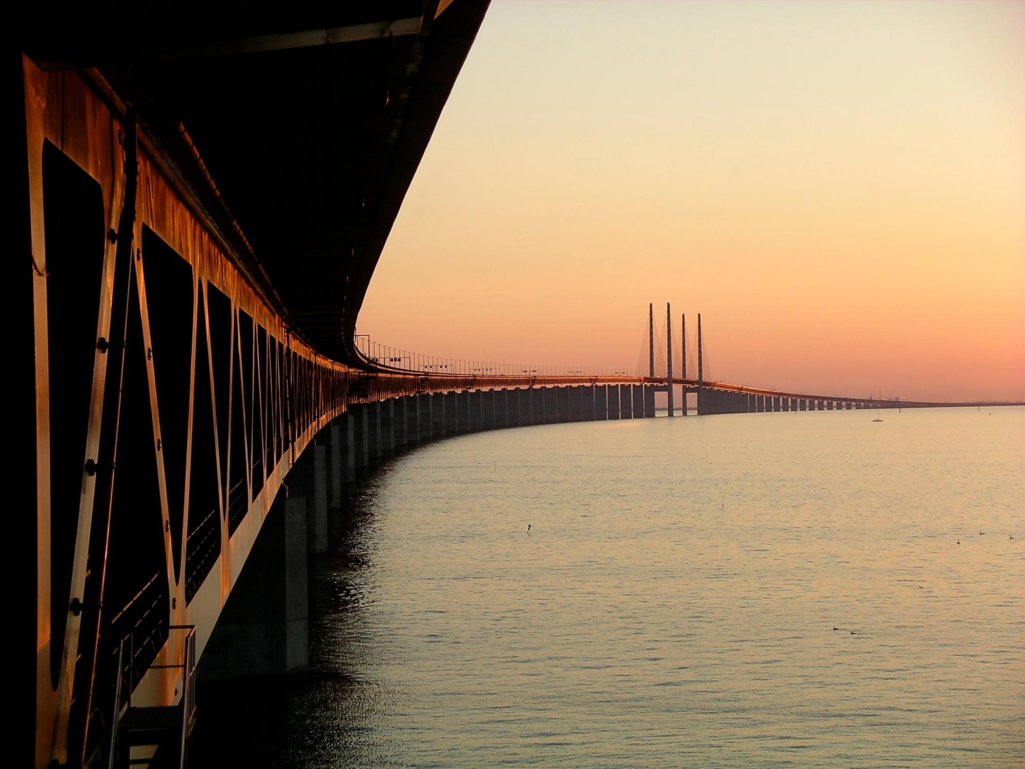 Bello atardecer en el enlace de Øresund.