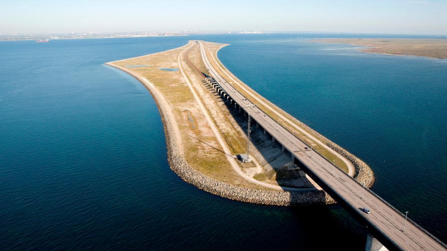 El puente que se fusiona con el mar