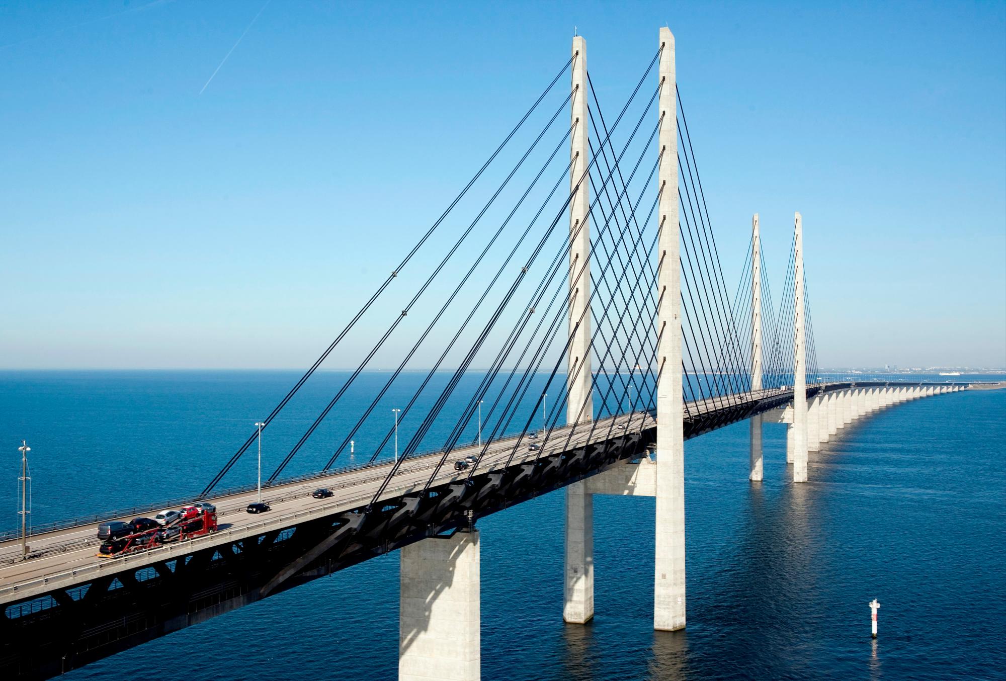 Este puente-túnel tiene 16 kilómetros (km) de largo total, con 4 carriles de carretera y 2 líneas de tren.