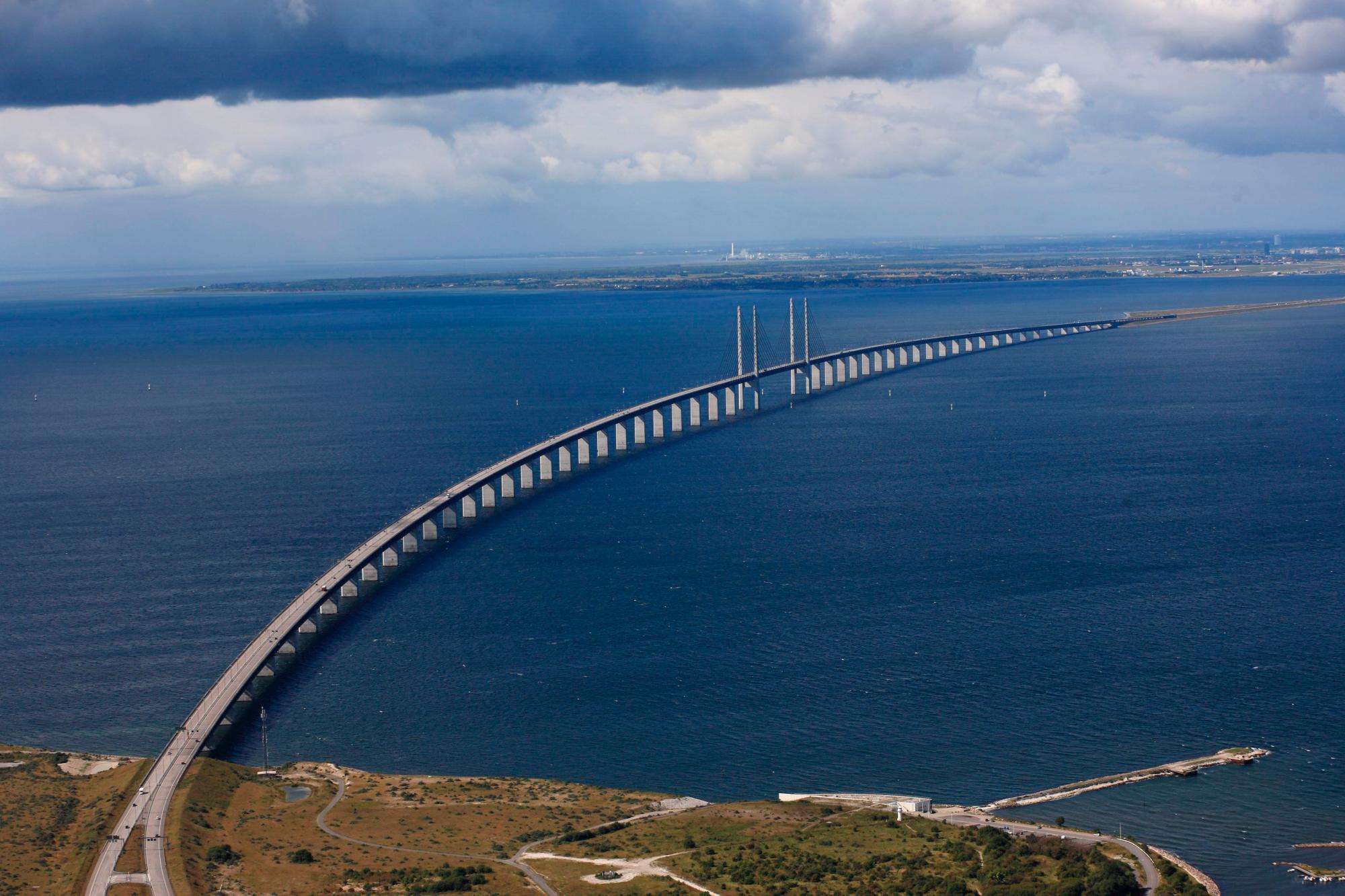 El enlace Øresund. En la imagen el puente en su recorrido se va introduciendo bajo el mar en su extremo superior.