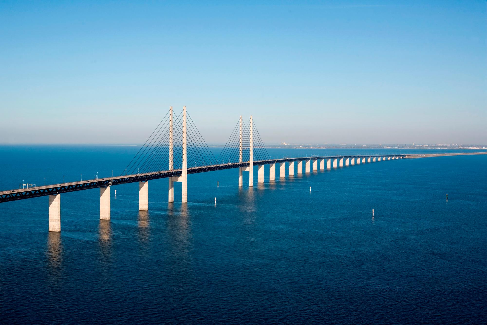 Bella imagen del puente que une Suecia y Dinamarca.