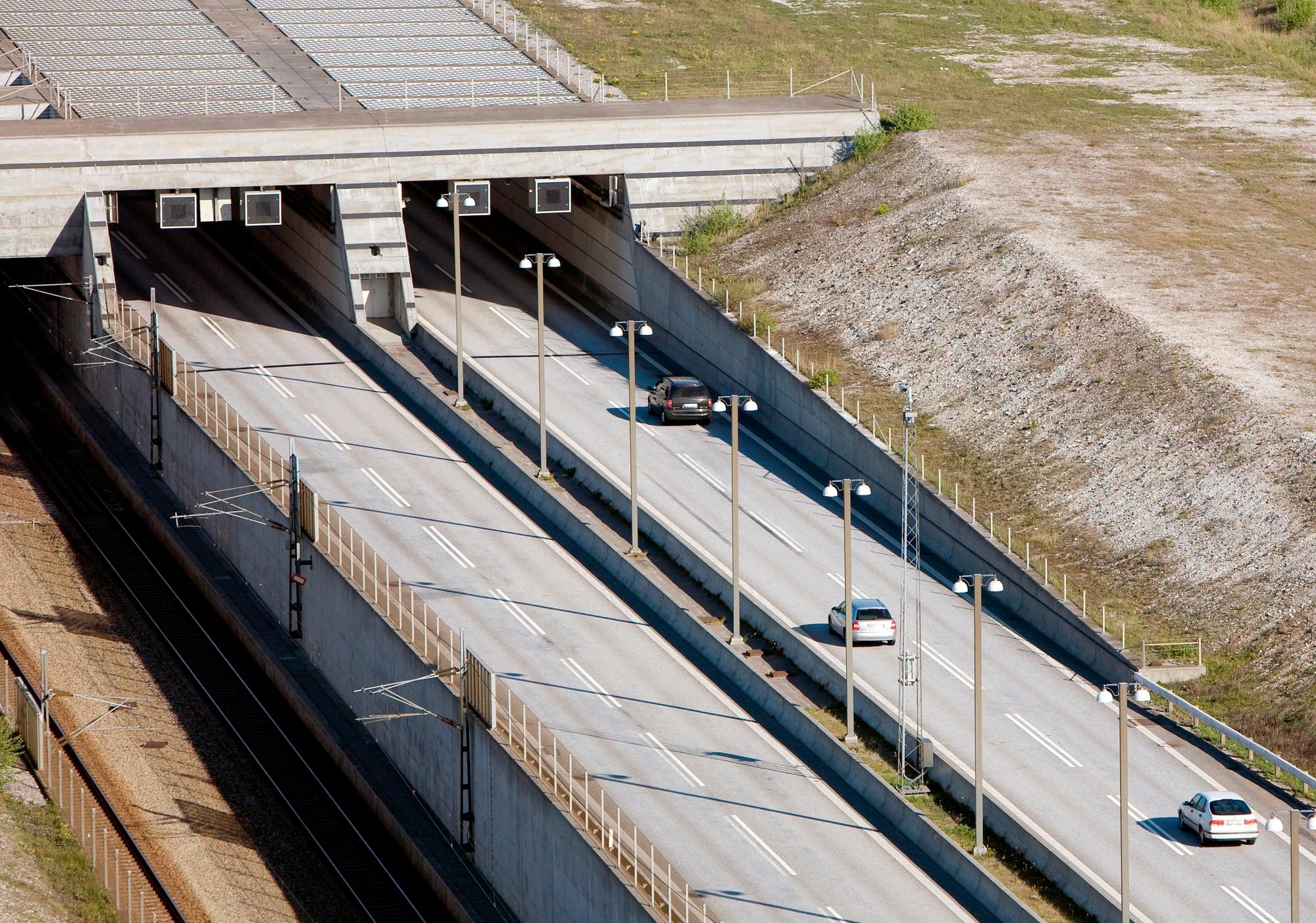 Entrada al “puente imposible” que une bajo el mar a Copenhague y Malmoe.