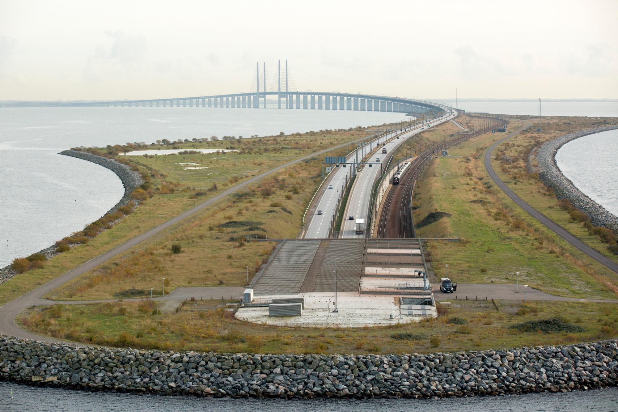 Vista aérea del efecto que produce ver el final del puente.