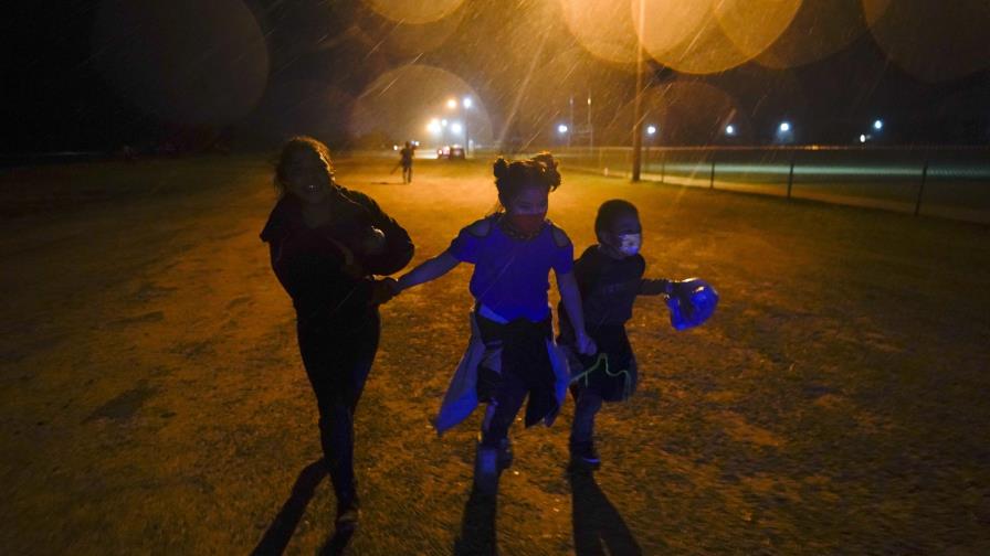 EEUU: Funcionarios visitan albergue para niños migrantes