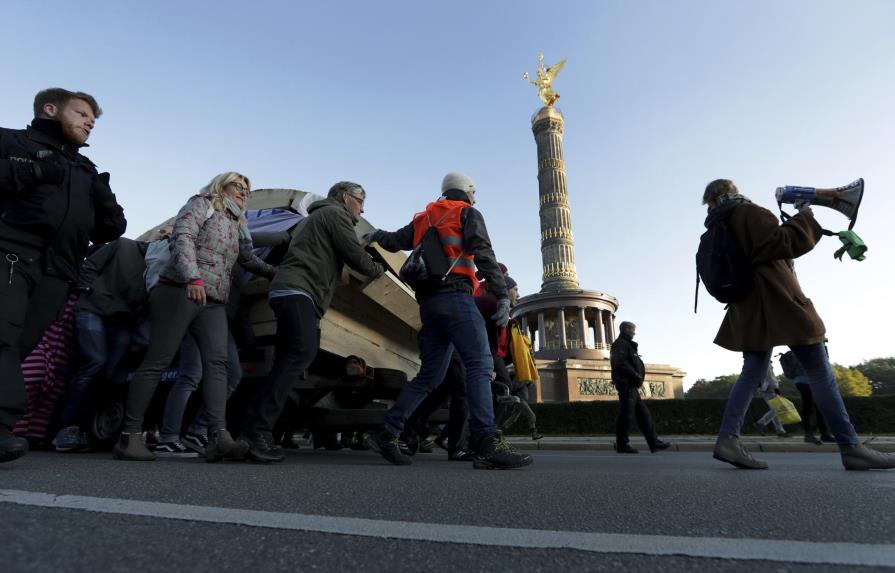 Activistas climáticos cortan carreteras en Europa