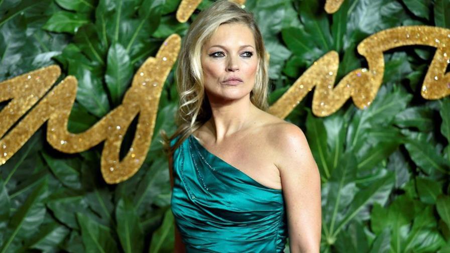 Kate Moss y Rachel Weisz donan ropa para recaudar fondos para investigación
