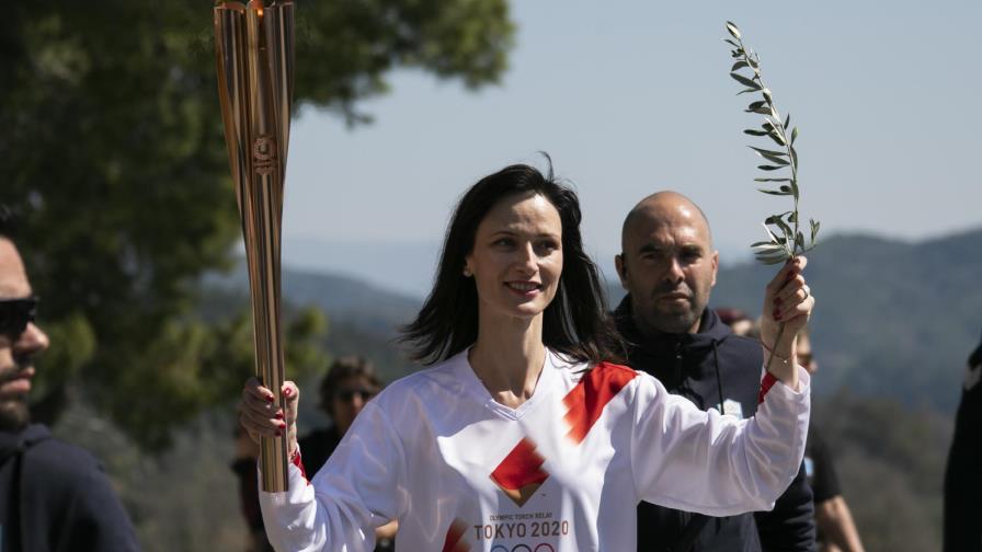 En ceremonia sencilla, encienden llama olímpica en Grecia En ceremonia sencilla, encienden llama olímpica en Grecia