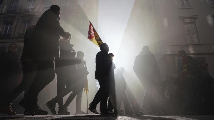 Manifestantes franceses cortan electricidad a hogares