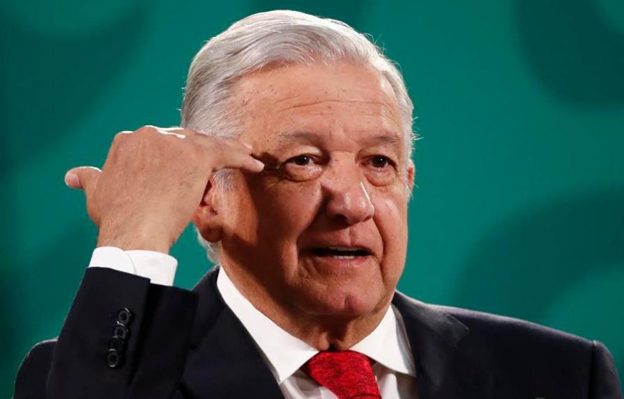 López Obrador llama a usar energías limpias pero defiende explotar el crudo