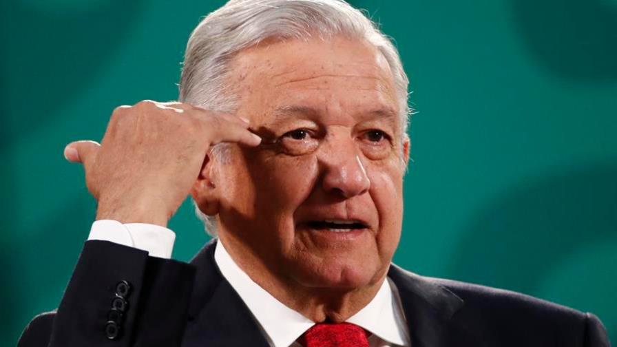 López Obrador llama a usar energías limpias pero defiende explotar el crudo