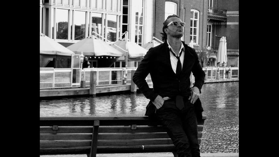 ¡No lo creerás! Ricardo Arjona pasa desapercibido en una calle repleta de gente ¡No lo creerás! Ricardo Arjona pasa desapercibido en una calle repleta de gente