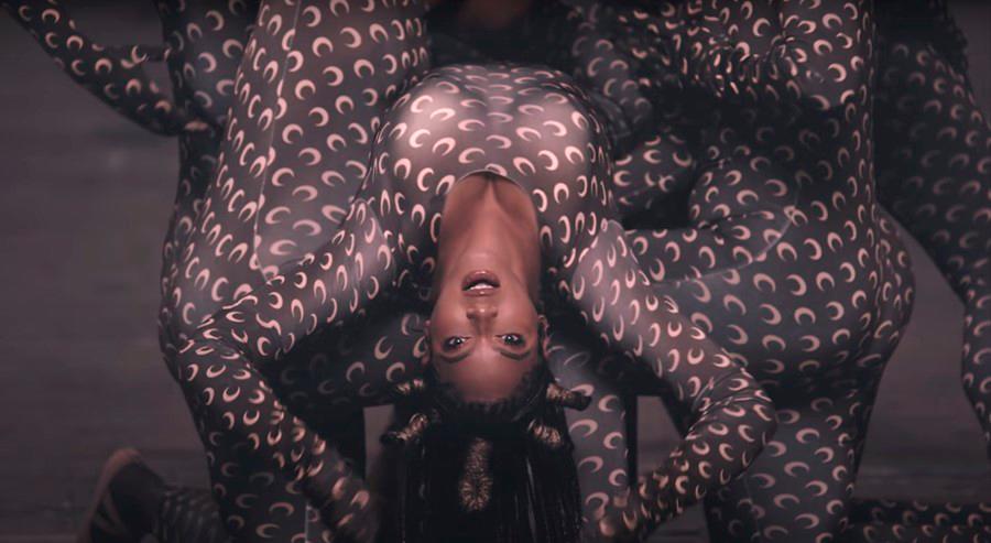 Beyoncé luce el famoso mono de Marine Serre. La pieza ha enamorado a otras celebridades de la talla de Rosalía.