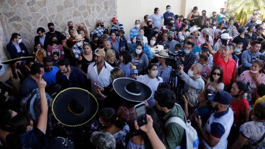 Con vítores y rancheras, miles de mexicanos dan último adiós a Vicente Fernández