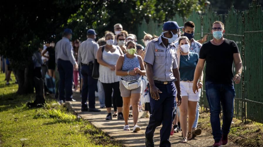 Cuba enfrenta crisis abriendo tiendas que reciben dólares