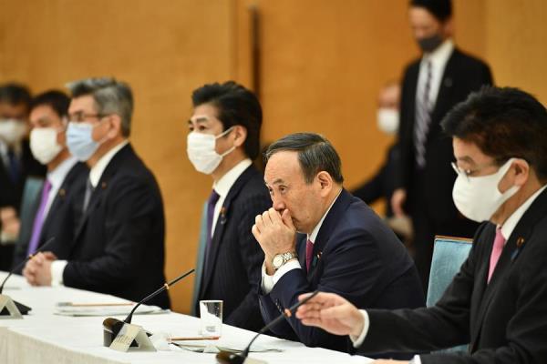 El primer ministro de Japón Yoshihide Suga (2-D), habló sobre la responsabilidad compartida entre el Comité Olímpico Internacional y Japón. (EFE/EPA/Kazuhiro Nogi)