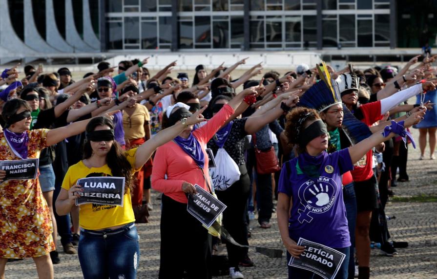 Brasileñas se unen a himno feminista contra violencia sexual