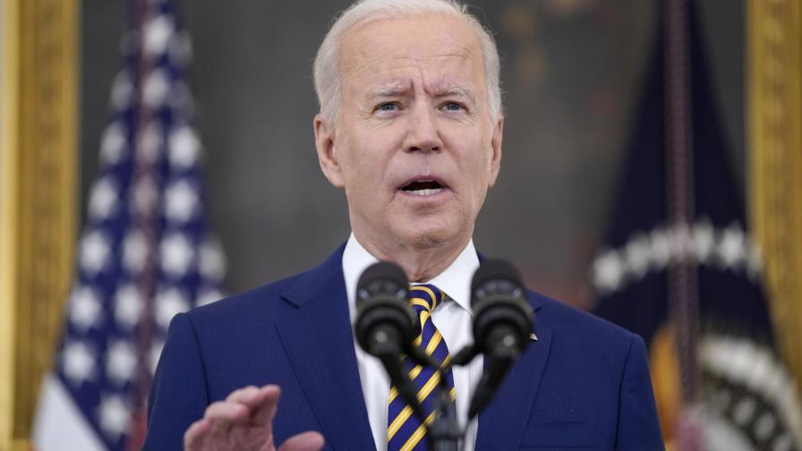 Biden celebra cautelosamente 300 millones de vacunaciones Biden celebra cautelosamente 300 millones de vacunaciones