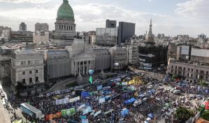 Argentina debate que las grandes fortunas paguen un aporte contra la crisis