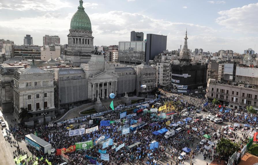 Argentina debate que las grandes fortunas paguen un aporte contra la crisis