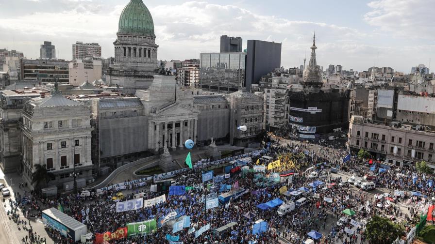 Argentina debate que las grandes fortunas paguen un aporte contra la crisis