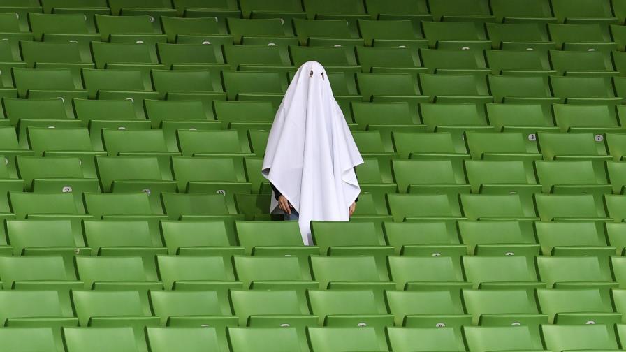 Remecido por la pandemia, el fútbol esquiva ruina financiera