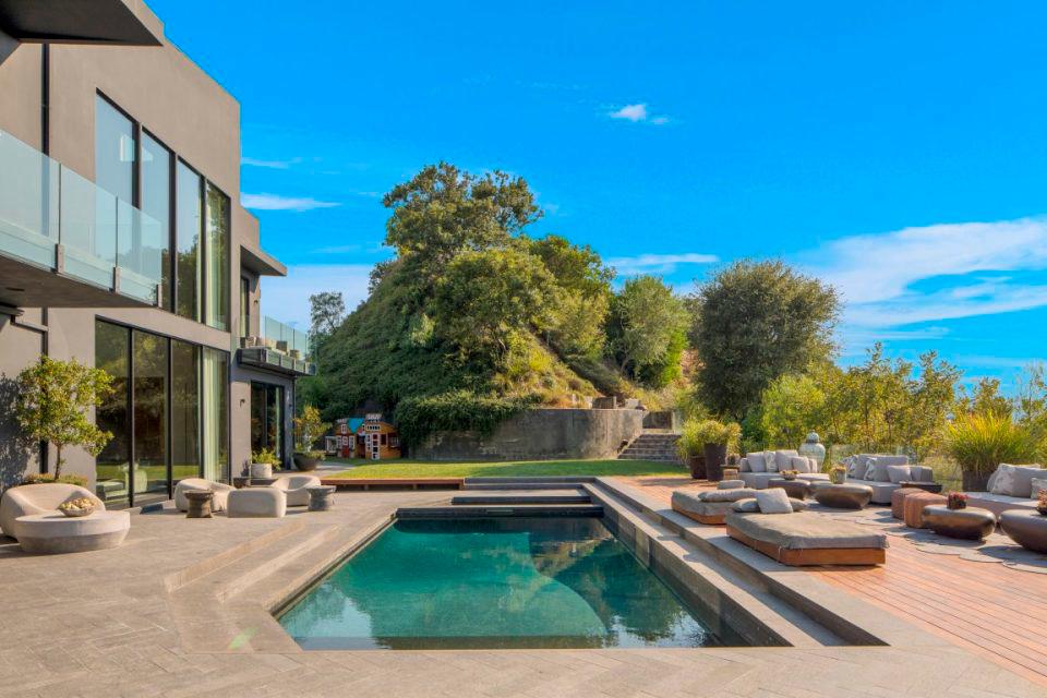 En uno de los patios de la casa destaca una piscina profunda con spa. 