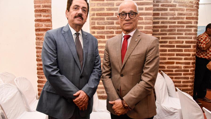 Bibliófilos publican libro de Tomás Hernández Franco 