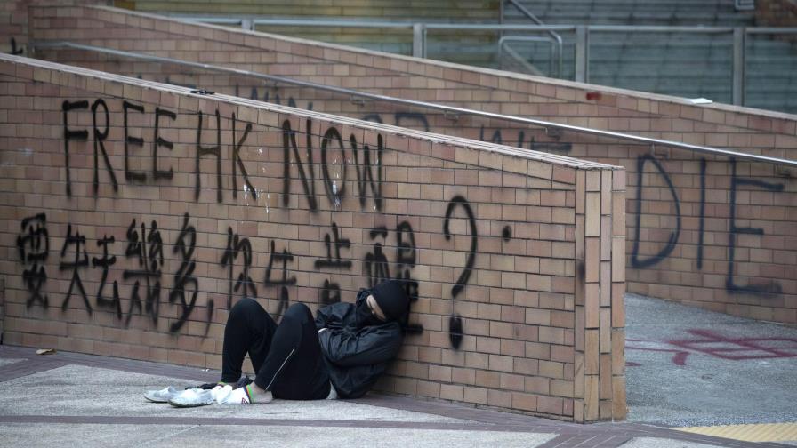 Hong Kong: 100 manifestantes siguen atrincherados en escuela Hong Kong: 100 manifestantes siguen atrincherados en escuela