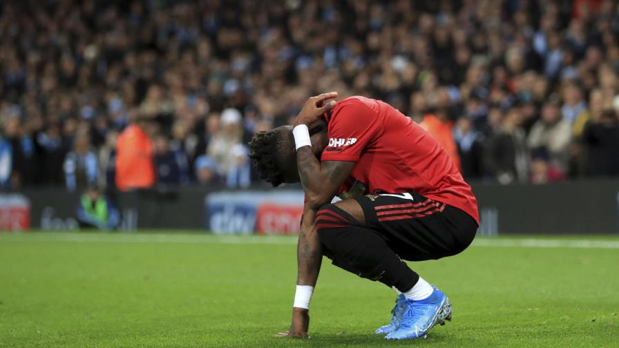 Man City asesta duro golpe a defensa de título del United