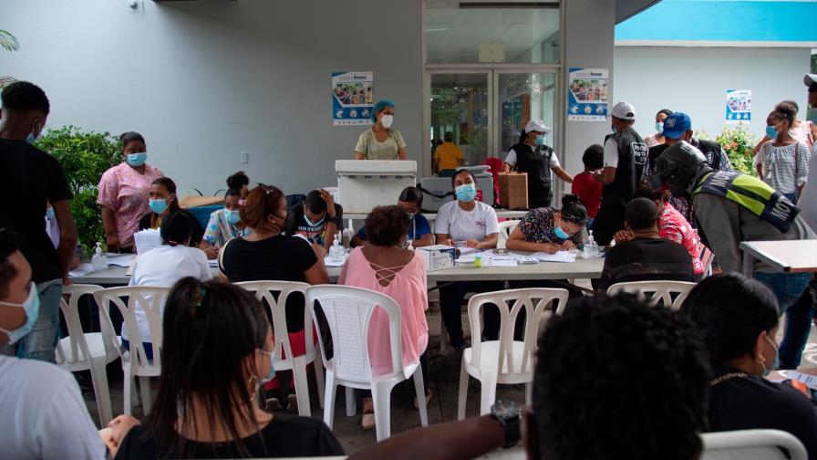 Más de 200 mil personas se vacunan en ocho días por las nuevas medidas
Más de 200 mil personas se inoculan por las nuevas medidas Más de 200 mil personas se vacunan en ocho días por las nuevas medidas
Más de 200 mil personas se inoculan por las nuevas medidas