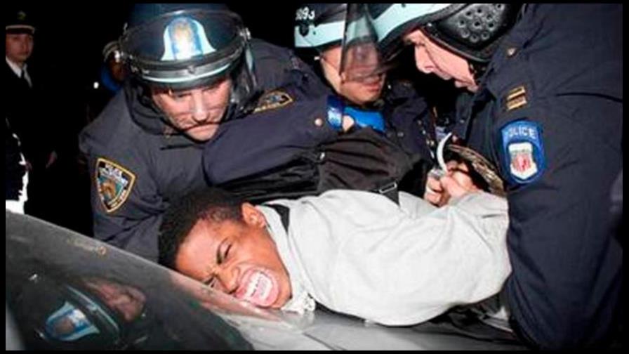 Policías blancos de EEUU condenados por golpear a un colega negro encubierto