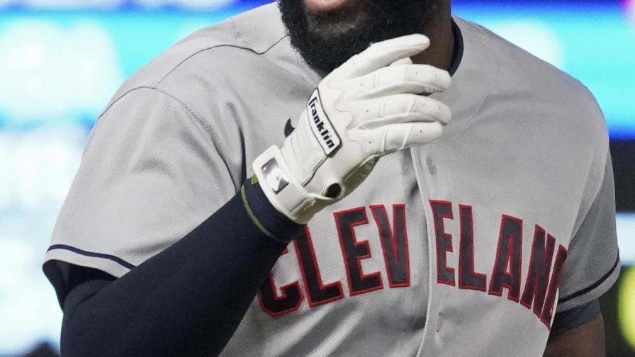 Indios conectan 14 hits y apalean a Mellizos