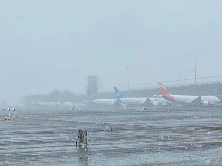 Cierran aeropuerto madrileño de Barajas por nevada del temporal Filomena