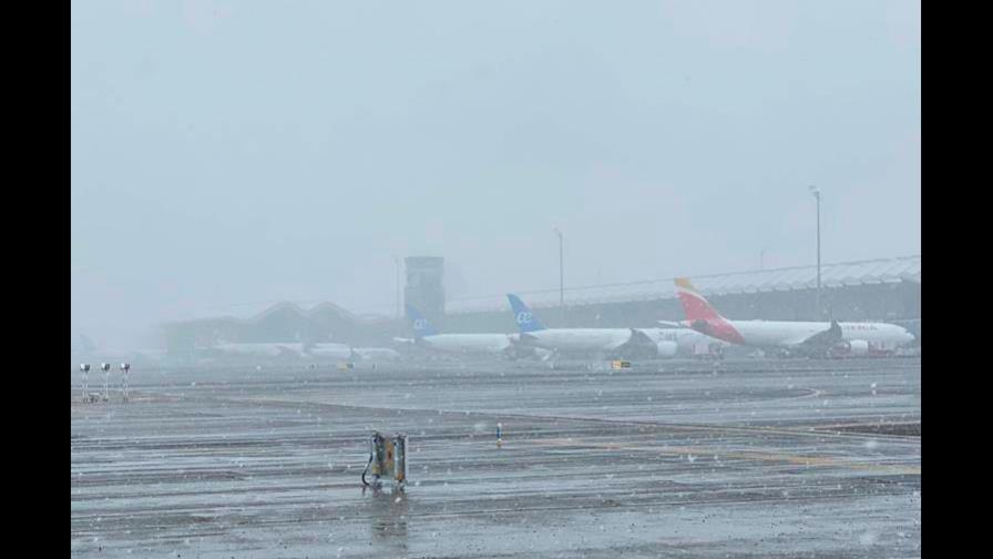 Cierran aeropuerto madrileño de Barajas por nevada del temporal Filomena