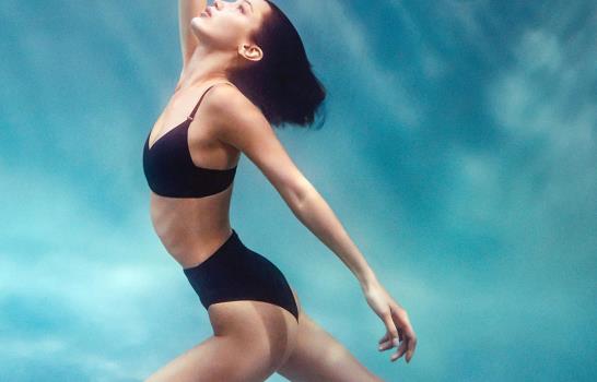 Bella Hadid posa sexy en el verano de Calvin Klein