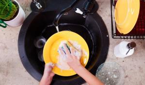 4 consejos para cuidar tus manos de los detergentes y productos de limpieza