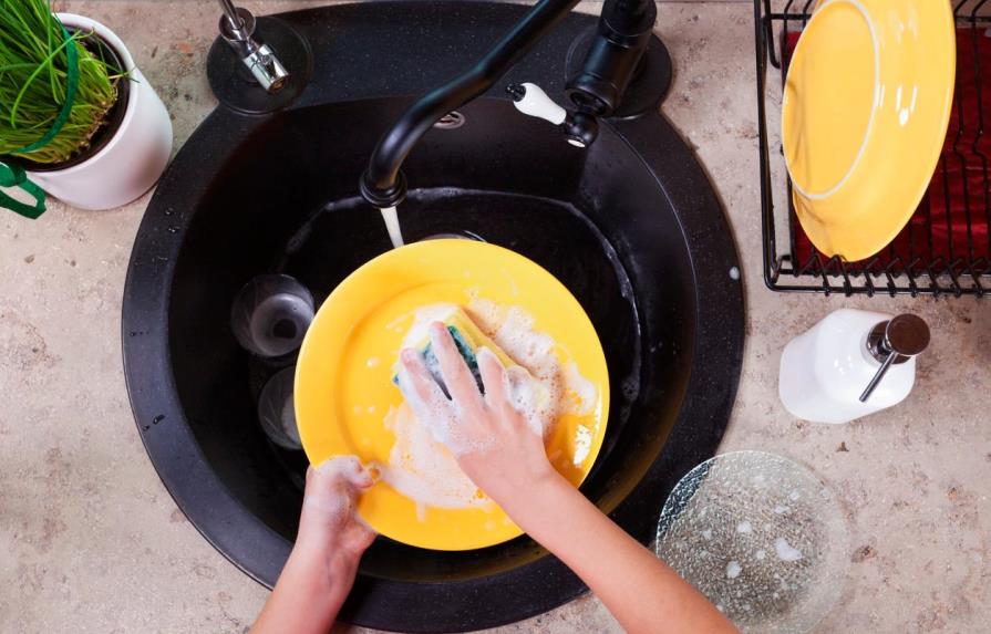 4 consejos para cuidar tus manos de los detergentes y productos de limpieza