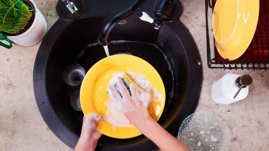 4 consejos para cuidar tus manos de los detergentes y productos de limpieza